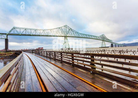 Filatori, Boardwalk e Ponte Astoria-Megler, Columbia River, una trave in acciaio Traliccio continua ponte che attraversa il fiume Columbia Foto Stock