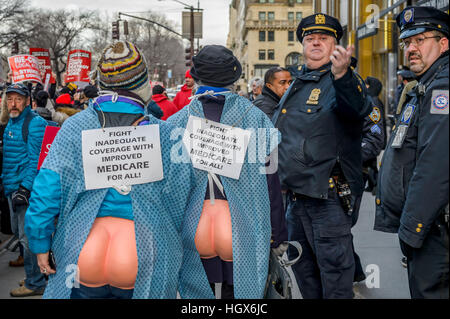 New York, Stati Uniti d'America. Xiii gen, 2017. Manifestanti hanno visto al di fuori di Trump Tower a New York, health care giustizia degli avvocati e di altre associazioni locali si sono riuniti per esigere che Trump si oppone alla abrogazione delle cure accessibili atto o tentativo di restituzione o Medicare e Medicaid che egli avvocato per single-payer healthcare che è la soluzione migliore per la nostra attuale crisi sanitaria. © Erik McGregor/Pacific Press/Alamy Live News Foto Stock