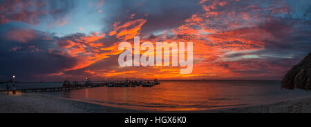 Aruba, dei Caraibi - Settembre 25, 2012: Immagine che mostra l'ora d'oro con le barche a vela sul mare ancorato dal tramonto. L'immagine è stata scattata in Aruba, ho Foto Stock