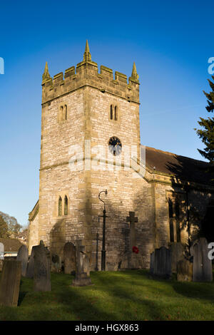 Regno Unito, Inghilterra, Derbyshire, Ashford nell'acqua, Church Street, Santa Trinità Chiesa Parrocchiale torre Foto Stock