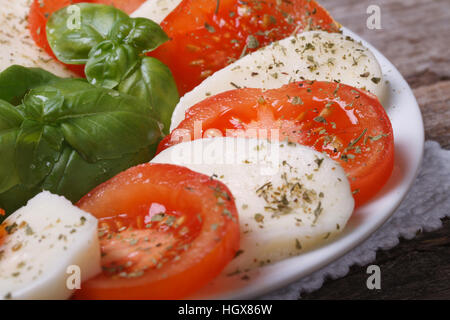 Italiano insalata caprese di mozzarella, basilico e pomodoro. closeup Foto Stock