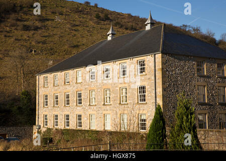 Regno Unito, Inghilterra, Derbyshire, Cressbrook, Arkwright storico Mulino di filatura convertiti in abitazioni Foto Stock