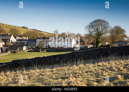 Regno Unito, Inghilterra, Derbyshire, Litton, case di villaggio attraverso terreni agricoli Foto Stock