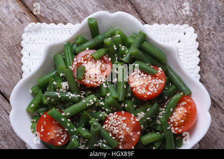 Insalata di fagioli verdi, pomodori ciliegini e sesamo. orizzontale. vista superiore Foto Stock