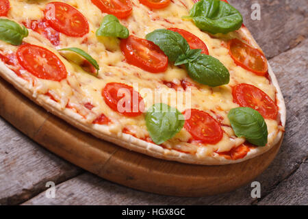 Pizza Napoletana margarita sul vecchio tavolo in legno closeup Foto Stock