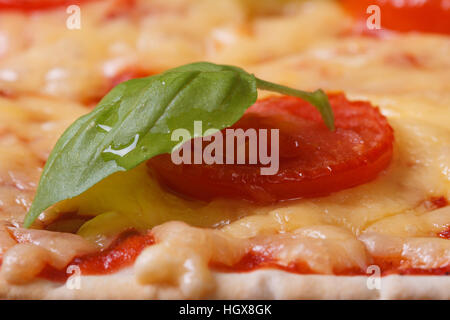 La texture margarita pizza con pomodoro, basilico e formaggio macro. orizzontale Foto Stock