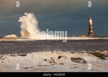 Onde che si infrangono sulla Roker pier durante gennaio picchi di marea e alta venti, Sunderland, England, Regno Unito Foto Stock