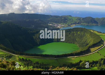 La laguna di Santiago e la Laguna Blu dietro a Sete Cidades. L'acqua è verde a causa di alghe. Azzorre, San Miguel, Portogallo Foto Stock