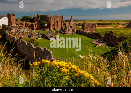 Abbazia di Lindisfarne, Northumberland, Regno Unito Foto Stock