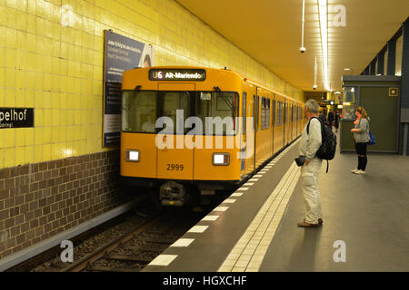 U-Bahnhof Tempelhof, Tempelhofer Damm, Tempelhof di Berlino, Deutschland Foto Stock