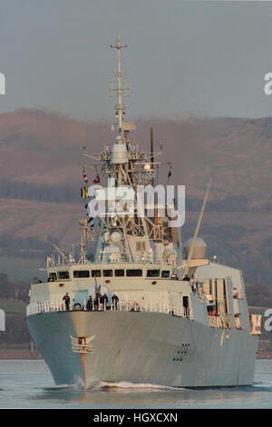 HMCS Charlottetown (FFH-339), un Halifax-classe fregata della Royal Navy Canadese, all'inizio dell'esercizio comune della Warrior 16-2 Foto Stock