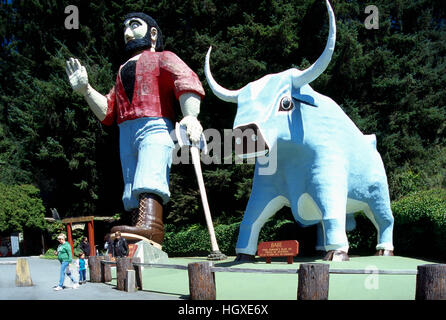 Paul Bunyan e Babe il bue blu statue, Klamath, CALIFORNIA, STATI UNITI D'AMERICA Foto Stock