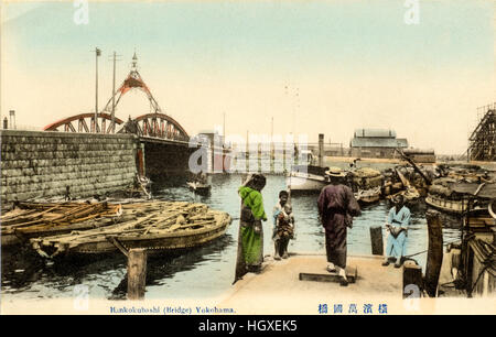 Giappone, Yokohama. Cartolina Vintage colorate a mano. Ponte Bankokubashi, barche e persone. Famoso punto di riferimento. Circa 1910 Foto Stock