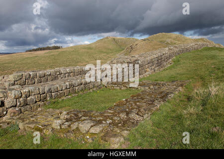 Il Vallo di Adriano: torretta 41A vicino Caw Gap, guardando ad est verso Bogle foro e balze Winshield Foto Stock