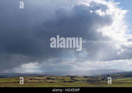 Enormi nuvole e wild cielo sopra il North Pennines - Vista dal vallo di Adriano su balze Cawfield Foto Stock