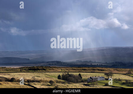 Enormi nuvole e wild cielo sopra il North Pennines - Vista dal vallo di Adriano su balze Cawfield Foto Stock