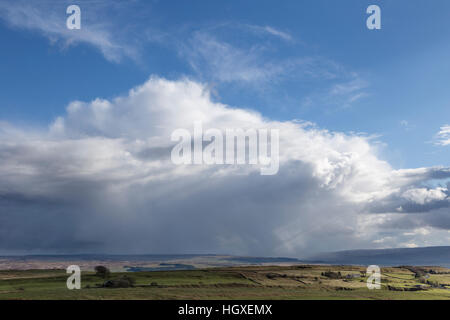 Enormi nuvole e wild cieli Plenmeller comune nel North Pennines - Vista dal vallo di Adriano su balze Cawfield Foto Stock