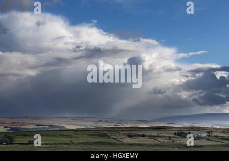 Enormi nuvole e wild cieli Plenmeller comune nel North Pennines - Vista dal vallo di Adriano su balze Cawfield Foto Stock