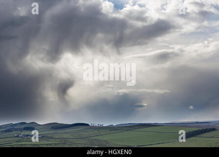 Il Vallo di Adriano: enormi nuvole e cieli selvatici oltre i nove scheggiature di Thirwall - Visto da balze Cawfield Foto Stock