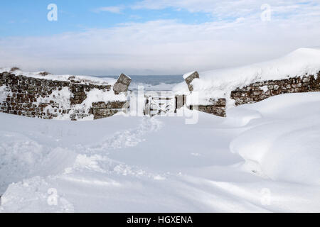 Il Vallo di Adriano: il gateway del nord di Milecastle 37, sulle balze di Housesteads, dopo una nevicata Foto Stock