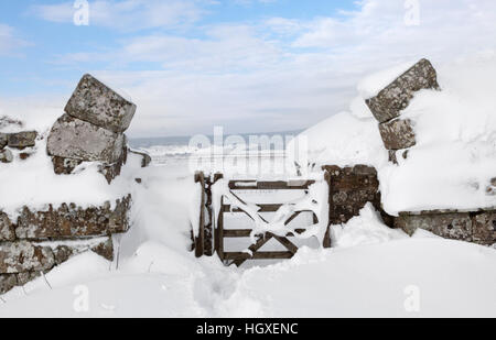 Il Vallo di Adriano: il gateway del nord di Milecastle 37, sulle balze di Housesteads, dopo una nevicata Foto Stock
