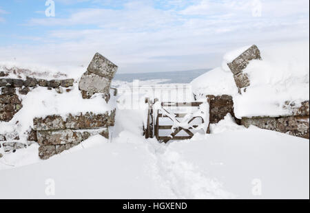 Il Vallo di Adriano: il gateway del nord di Milecastle 37, sulle balze di Housesteads, dopo una nevicata Foto Stock