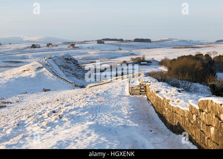 Il Vallo di Adriano sotto una copertura di neve - guardando ad ovest verso Cawfield cava da molto vicino alle porte Spinoso Foto Stock