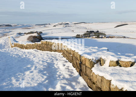 Il Vallo di Adriano sotto una copertura di neve - guardando ad ovest verso Cawfield cava da vicino alla Porte Spinoso Foto Stock