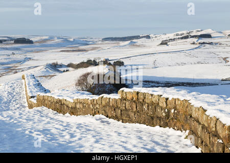 Il Vallo di Adriano sotto una copertura di neve - guardando ad ovest verso Cawfield cava da vicino alla Porte Spinoso Foto Stock