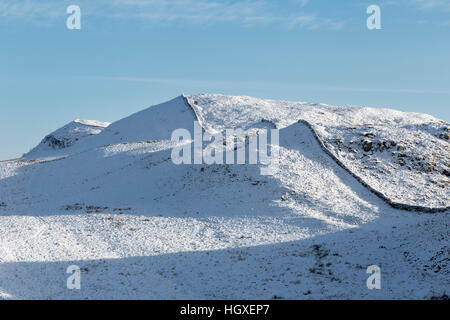 Il Vallo di Adriano sotto una copertura di neve - guardando ad est da balze Cawfield verso Caw Gap, Bogle foro e balze Winshield Foto Stock