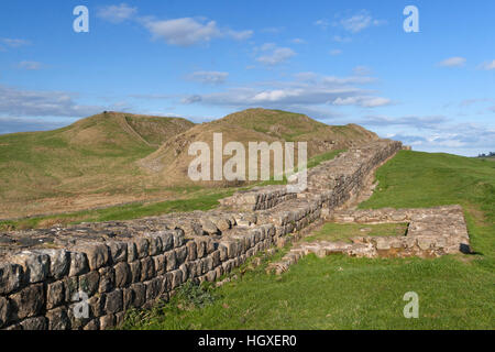 Il Vallo di Adriano: torretta 41A vicino Caw Gap, guardando ad est verso Bogle foro e balze Winshield Foto Stock