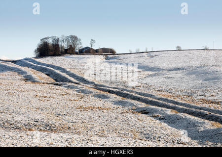 Il Vallo di Adriano: il romano Vallum a Cawfield, sotto una leggera copertura di neve Foto Stock