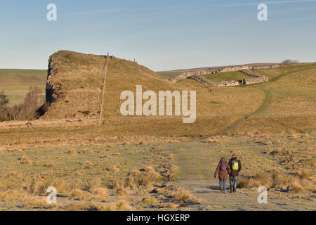 Il Vallo di Adriano, la collina di cava associata con cava Cawfield accanto a Milecastle 42 Foto Stock