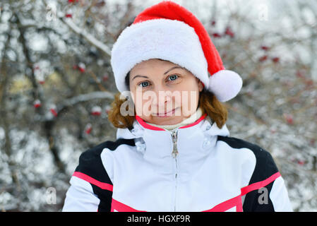 La donna nel cappuccio Babbo Natale vicino la struttura ad albero Foto Stock
