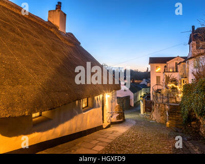 Manor Cottage e water bag Banca al crepuscolo Knaresborough North Yorkshire, Inghilterra Foto Stock