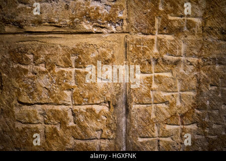 Crusader graffiti incisi nelle pareti delle scale che conduce alla cappella di San Helene, Chiesa del Santo Sepolcro di Gerusalemme, Israele Foto Stock