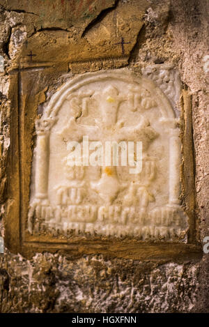 Crusader graffiti incisi nelle pareti delle scale che conduce alla cappella di San Helene, Chiesa del Santo Sepolcro di Gerusalemme, Israele Foto Stock