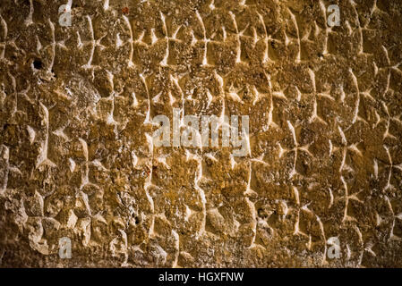 Crusader graffiti incisi nelle pareti delle scale che conduce alla cappella di San Helene, Chiesa del Santo Sepolcro di Gerusalemme, Israele Foto Stock