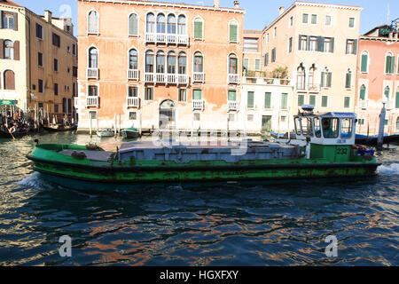 Un garbage/immondizia barca è visto sul canal grande. Foto Stock