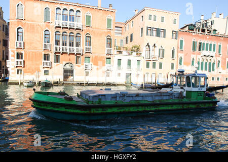 Un garbage/immondizia barca è visto sul canal grande. Foto Stock