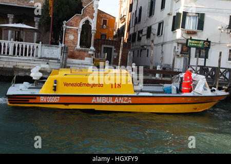 Un ambulanza acqua/Ambulanza è vista sul Canal Grande a Venezia/Venezia, Italia, Europa. Foto Stock