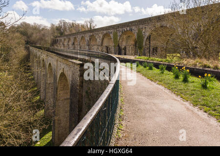 Chirk acquedotto portante il Shropshire Union canal costruita nel 1805 da Thomas Telford e viadotto ferroviario sul confine di Inghilterra e del Galles Foto Stock