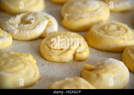 Panini dolci di pasta biscotto non cotti Foto Stock