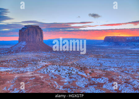 Sunrise, Merrick Butte (sinistra), il parco tribale Navajo Monument Valley, Utah, Stati Uniti d'America Foto Stock