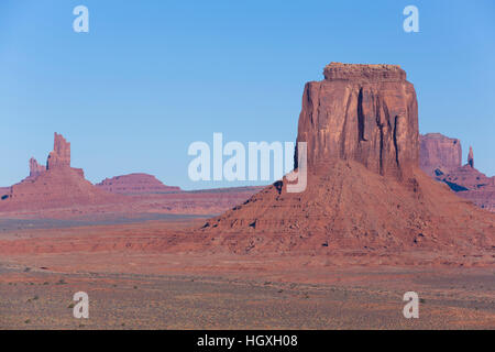 Merrick Butte (in primo piano), il parco tribale Navajo Monument Valley, Utah, Stati Uniti d'America Foto Stock