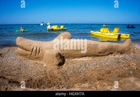 La scultura di sabbia sulla spiaggia di Rethymnon a Creta. Foto Stock