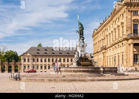 Wurzburg Residence Palace e Statua fontana Frankonia in primo piano a Wurzburg, Baviera, Germania. Foto Stock