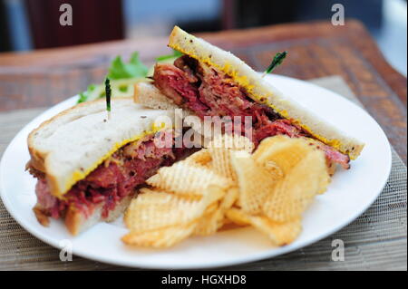 " Corned beef " sul pane di segale panino con patatine deli Ebreo delicatessen Foto Stock