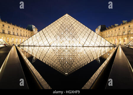 Il museo del Louvre è uno dei più grandi del mondo dei musei e un monumento storico. Un punto di riferimento centrale di Parigi, Francia. Foto Stock