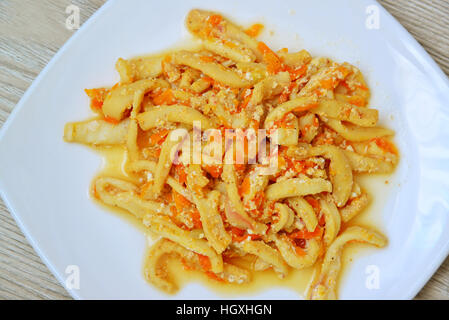 Calamaries stufati in salsa alla panna con carote Foto Stock